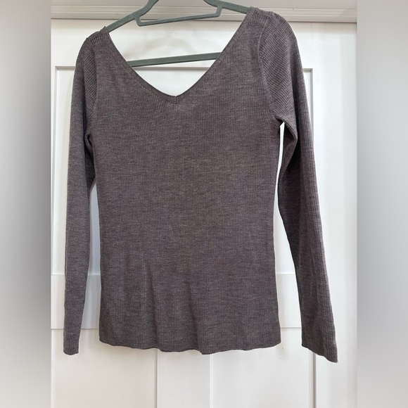 Everlane Ribbed V-neck. - Picture 5 of 5